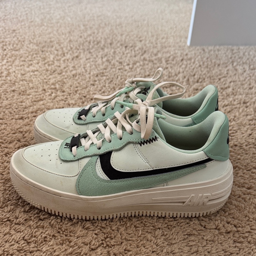 Nike Women's Sneakers - Mint and Black
